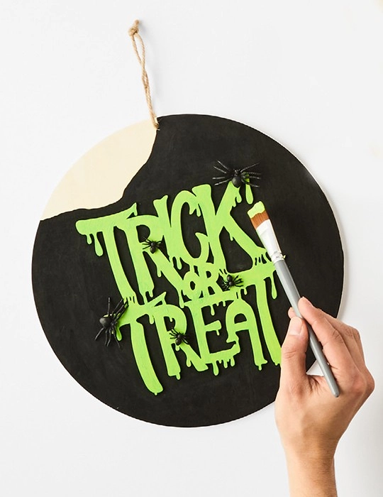 Wood Round Sign - Trick or Treat