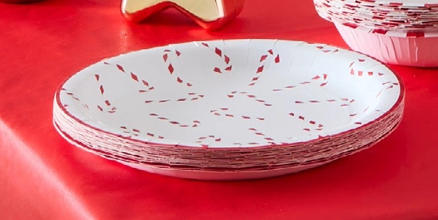 16 Pack Christmas Paper Plates